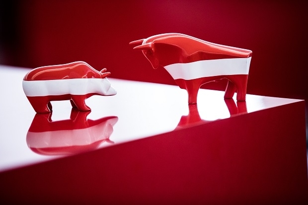 Bulle und B&auml;r in rot-wei&szlig;-rot