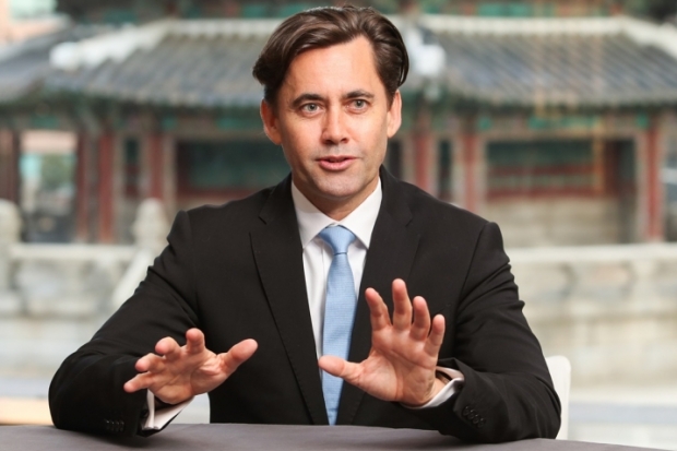 Joshua Crabb, Robeco