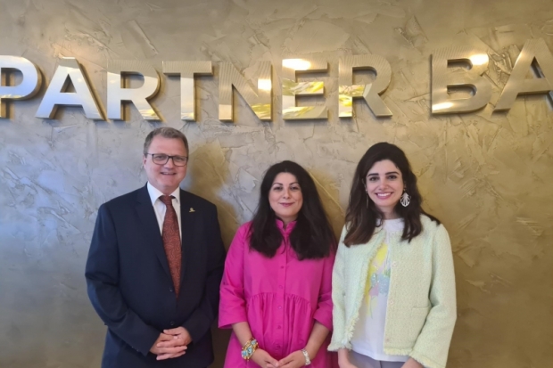 Andreas Fellner, Sarvenas Enayati (beide Vorstand Partner Bank) und Jasmin Ettehadieh (Two Wings)
