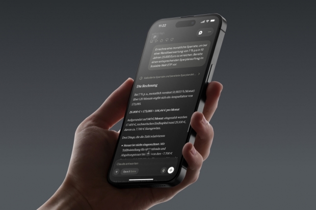 Hand h&auml;lt Handy mit Auftrag an die KI