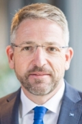hypo-tirol_vorstand_alexander-weiss-937x1249.jpg