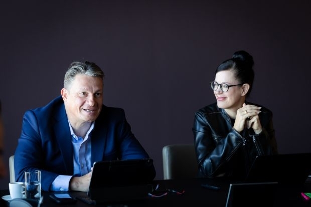 Christian Reiss und Gerda Holzinger-Burgstaller bei der Pressekonferenz vor schwarzem Hintergrund