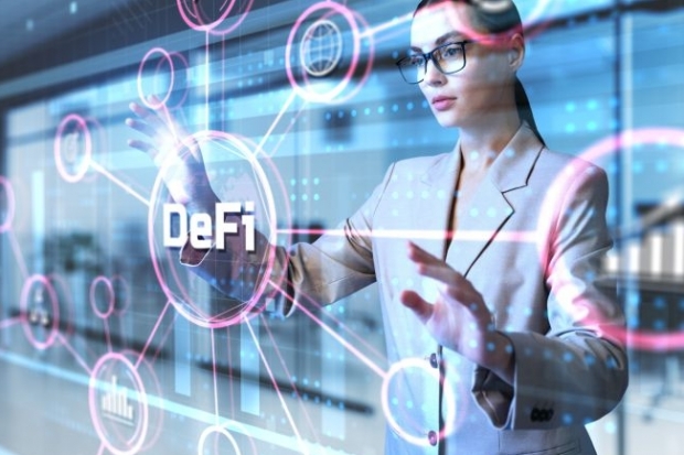 Finanzexpertin bedient Hologrammanwendung, die den Schriftzug "DeFi" zeigt.