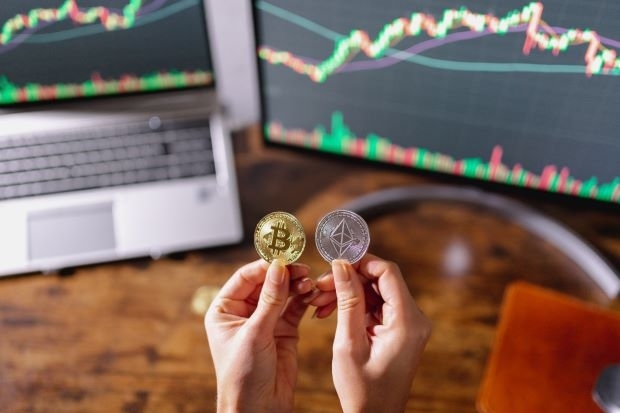 adobestock_467429182_editorial_use_only__bitcoin_vergleich_pintau_studio.jpg