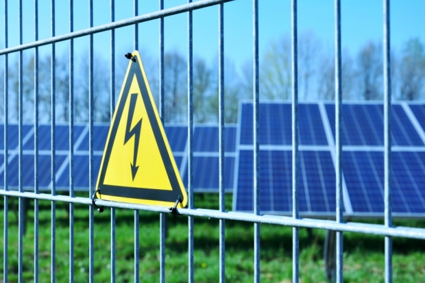 PV-Anlage mit Gefahrenzeichen