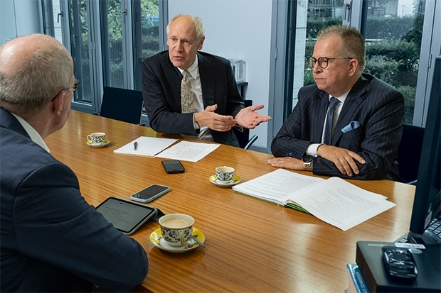 hendrik-leber_thorsten-schrieber_c-christoph-hemmerich-l-fonds-professionell-_2026_acatis-5900_rechts_1_beide_50_aufblau.jpg