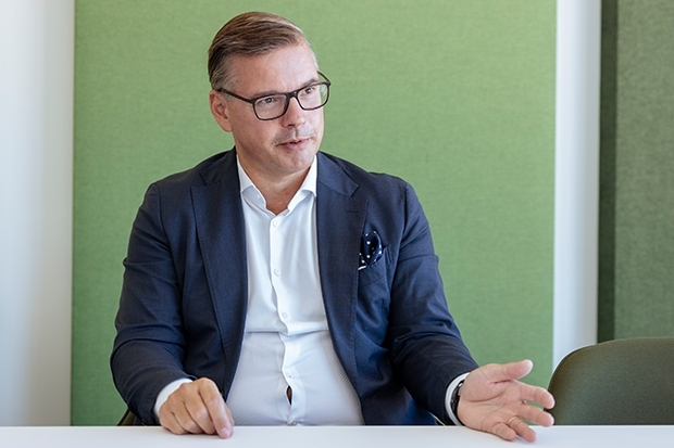 Peter Karl, Erste Immobilien