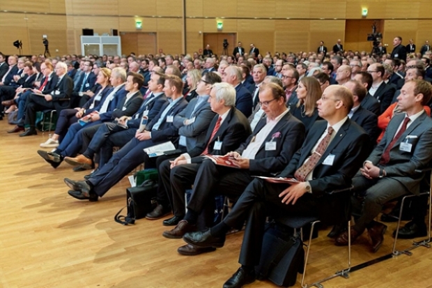 Günter Menzl / FONDS professionell
