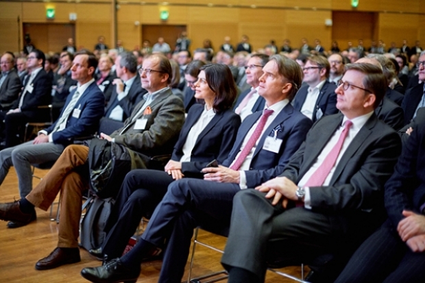 Günter Menzl / FONDS professionell